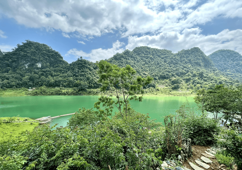 These lakes are connected through underground caves and passageways, ensuring that the crystal-clear waters remain pristine throughout the year (Source: Fanpage Khu Du Lịch Sinh Th&aacute;i Hồ Thang Hen)
